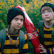 Emilia (Senni Peltoniemi) ja Simo (Lucas Timperi) aikovat pelastaa mehiläiset Supermarsu 2 -elokuvassa.
