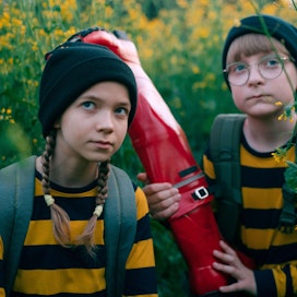 Emilia (Senni Peltoniemi) ja Simo (Lucas Timperi) aikovat pelastaa mehiläiset Supermarsu 2 -elokuvassa.