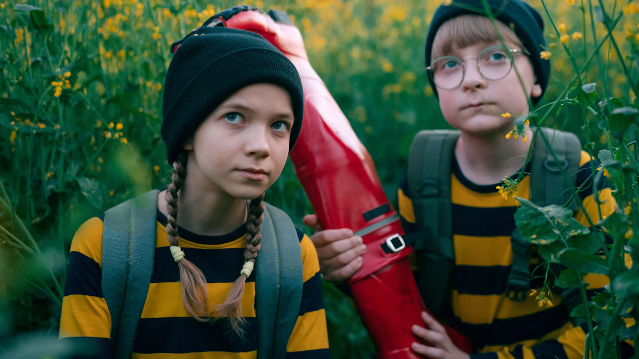 Emilia (Senni Peltoniemi) ja Simo (Lucas Timperi) aikovat pelastaa mehiläiset Supermarsu 2 -elokuvassa.