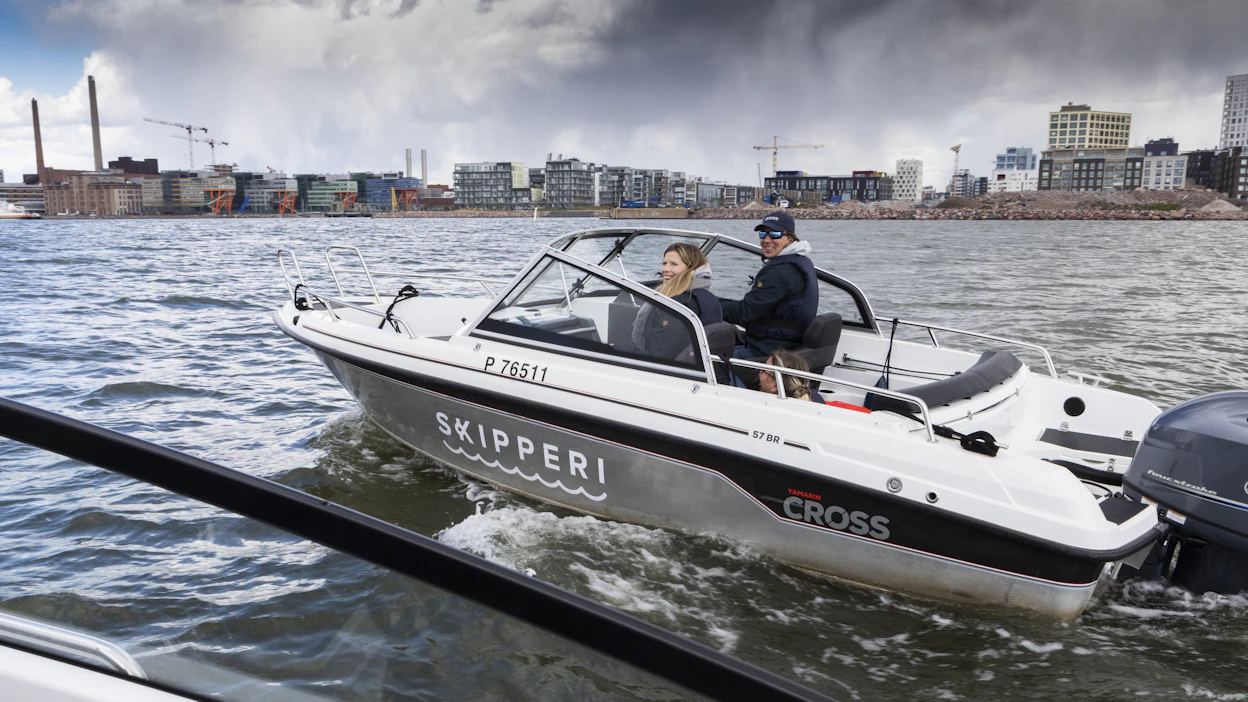 Skipperin kyydissä perustaja ja kasvujohtaja Anna-Leena Raij sekä markkinointijohtaja Jussi Koskinen Helsingissä keväällä 2023.