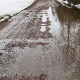 Kelirikko on pahimmillaan silloin, kun tien pinta on sulanut, mutta muuten maa on vielä jäässä. 