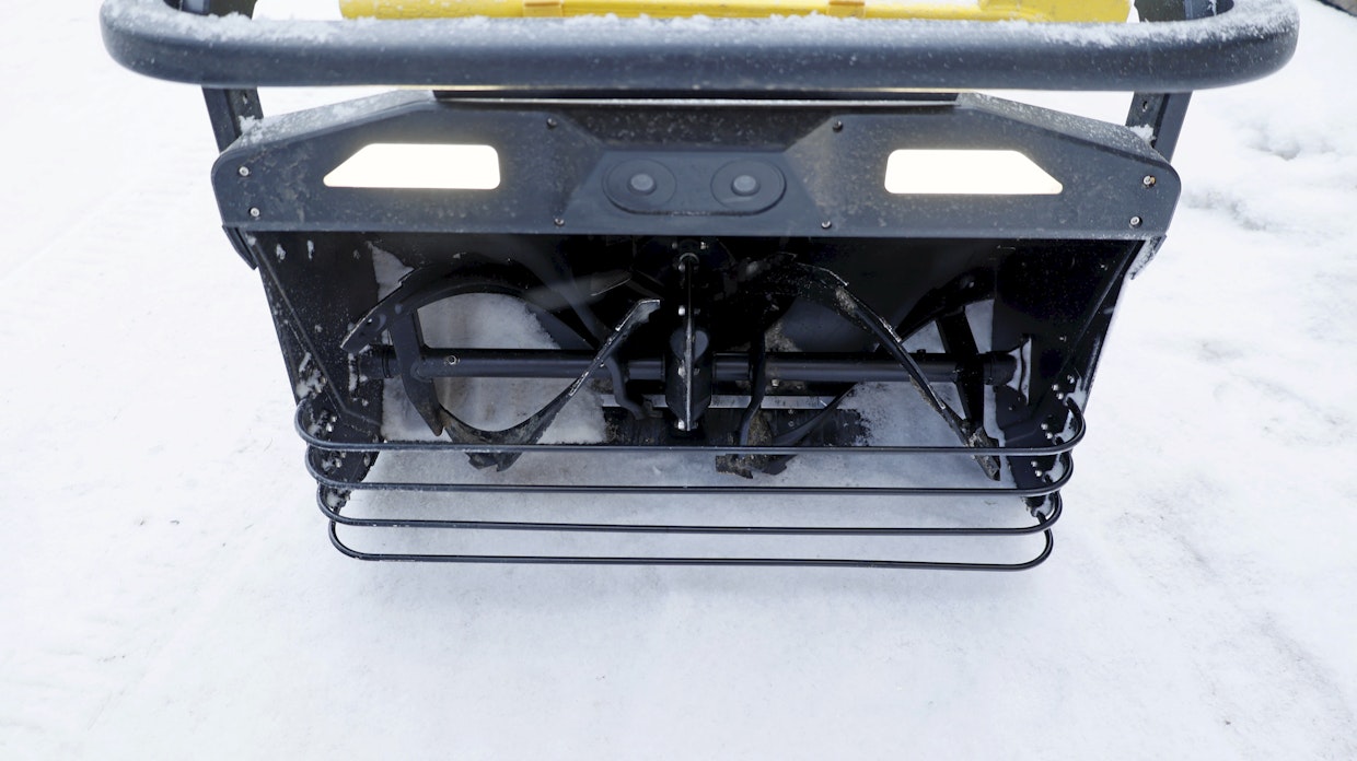 Yarbon lumilinko toimii kaksivaiheisesti. Syöttökierukka syöttää lunta heittimelle. Edessä on ritilä estämässä pienesineiden joutumisen kitaan. Hankalissa paikoissa Yarbo nostaa lingon ja pyrkii kiertämään esteen.