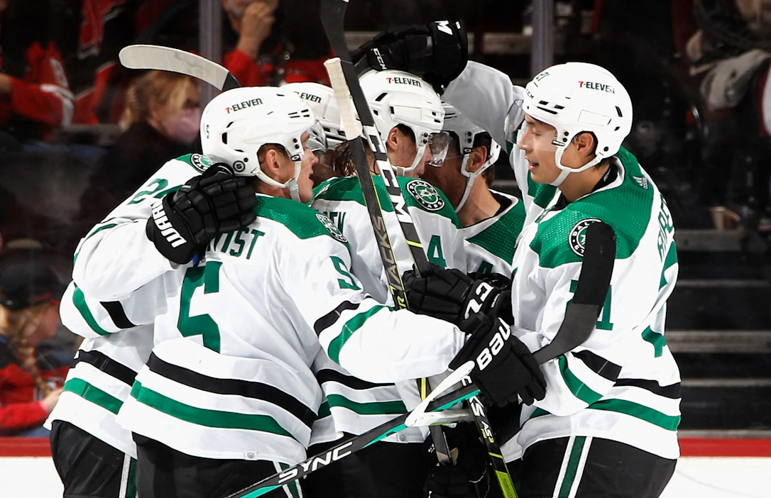 Roope Hintz teki joukkueensa 2–1-voittomaalin, kun se voitti Erik Haulan New Jersey Devilsin 4–1. AFP/LEHTIKUVA.