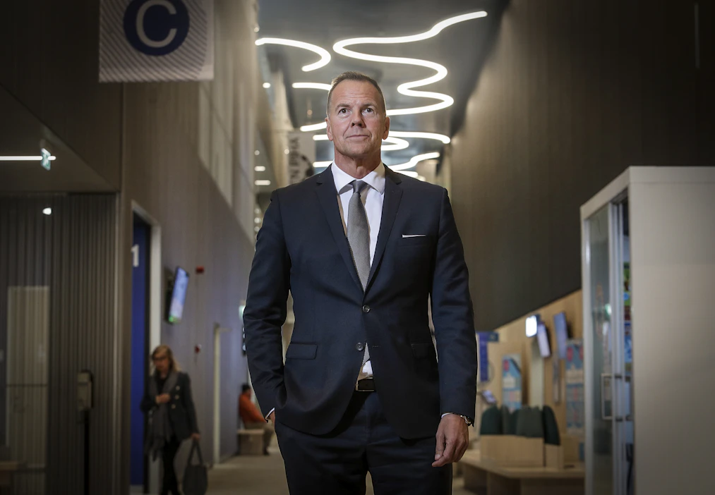 Keski-Suomen hyvinvointialuejohtaja Jan Tollet luonnehtii 1.1.2023 aloittaneen uuden hyvinvointialueen tilannetta hyväksi. ”Palvelut toimivat kuten ennenkin.”