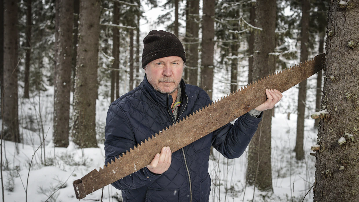 Vanha justeeri on säilynyt muistona menneiltä ajoilta. ”Yhden kerran piti tätä takavuosina käyttää, kun oli niin järeä kuusi, ettei moottorisahalla pärjännyt.”