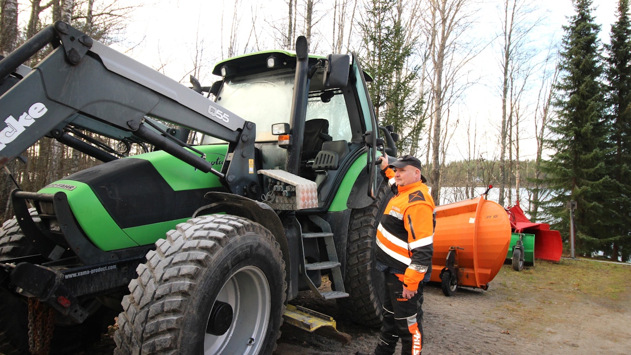 Lumisateiden tulo merkitsee urakoitsijalle kiireistä aikaa ja kaivattua tuottoa koneille. Töiden monipuolisuus on urakoitsija Anssi Hämäläisen mieleen.