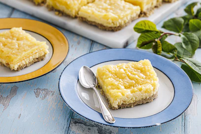 Ananas, vaniljakreemi ja muropohja maistuvat mainioilta kesäpäivän kahvituokiossa.