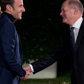 Ranskan presidentti Emmanuel Macron (vas.) ja Saksan liittokansleri Olaf Scholz tapasivat maanantaina Berliinissä. Maiden välillä on kitkaa siitä, miten EU-maiden pitäisi yhdessä vastata energiakriisiin ja uhkaavaan taantumaan.