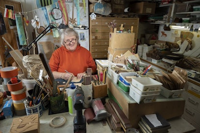 Kirsi Laitisen yhden naisen yritys Kimalainen valmistaa arjen pienesineitä, joissa on käytetty ikivanhaa intarsiatekniikkaa.