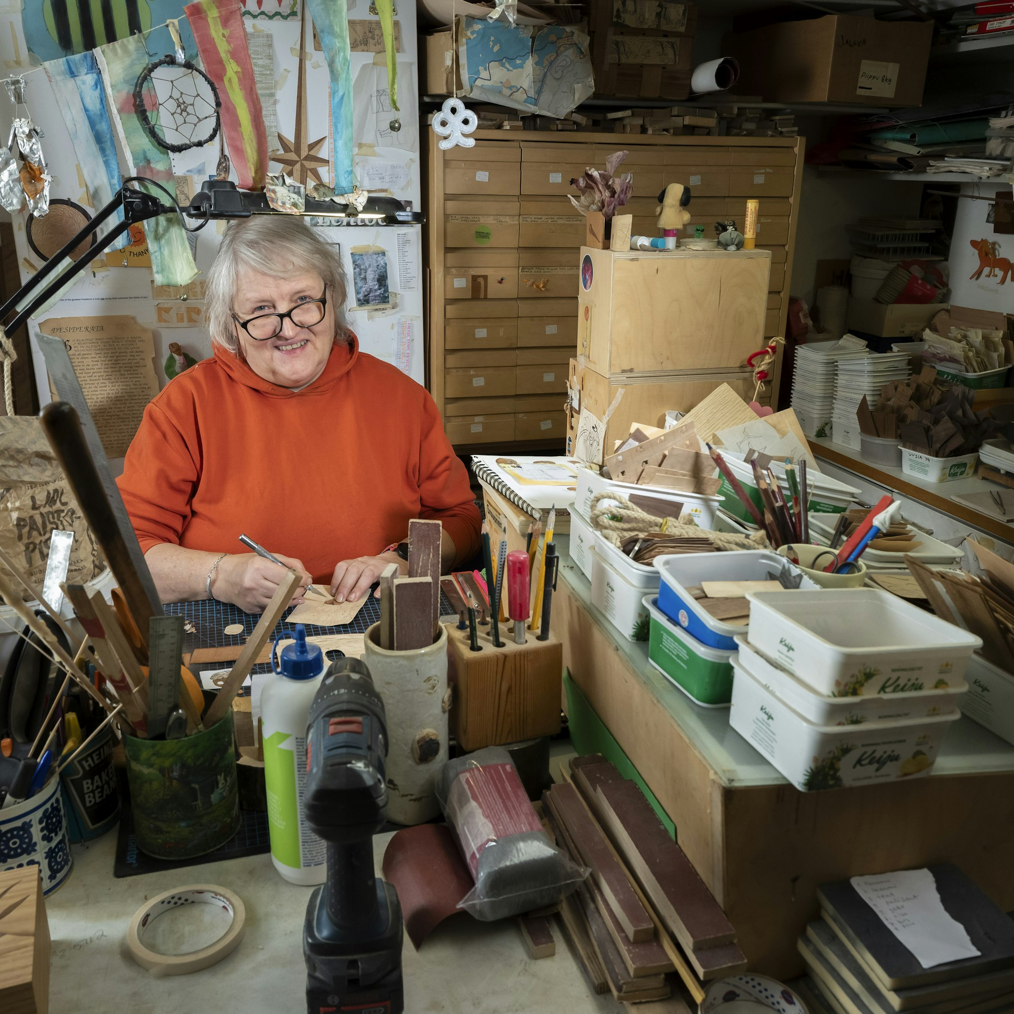 Kirsi Laitisen yhden naisen yritys Kimalainen valmistaa arjen pienesineitä, joissa on käytetty ikivanhaa intarsiatekniikkaa.