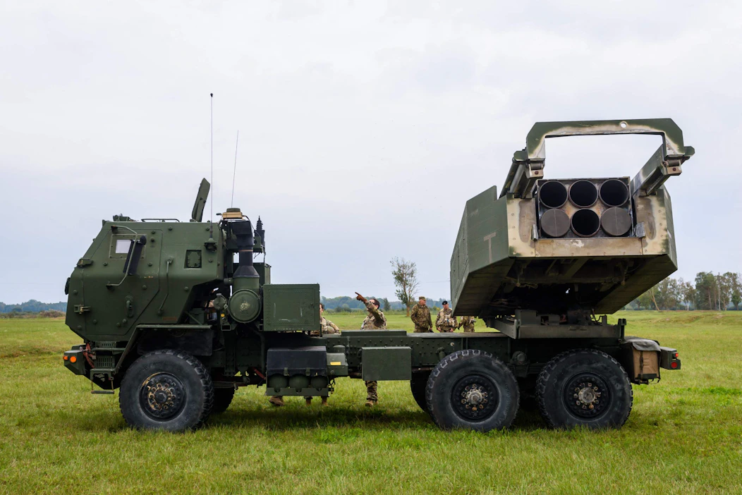 Esimerkiksi Ukrainan vastarinnan symboliksi nousseiden Himars-rakentinheittimien ammukset ovat raportin mukaan loppumassa. LEHTIKUVA/AFP.