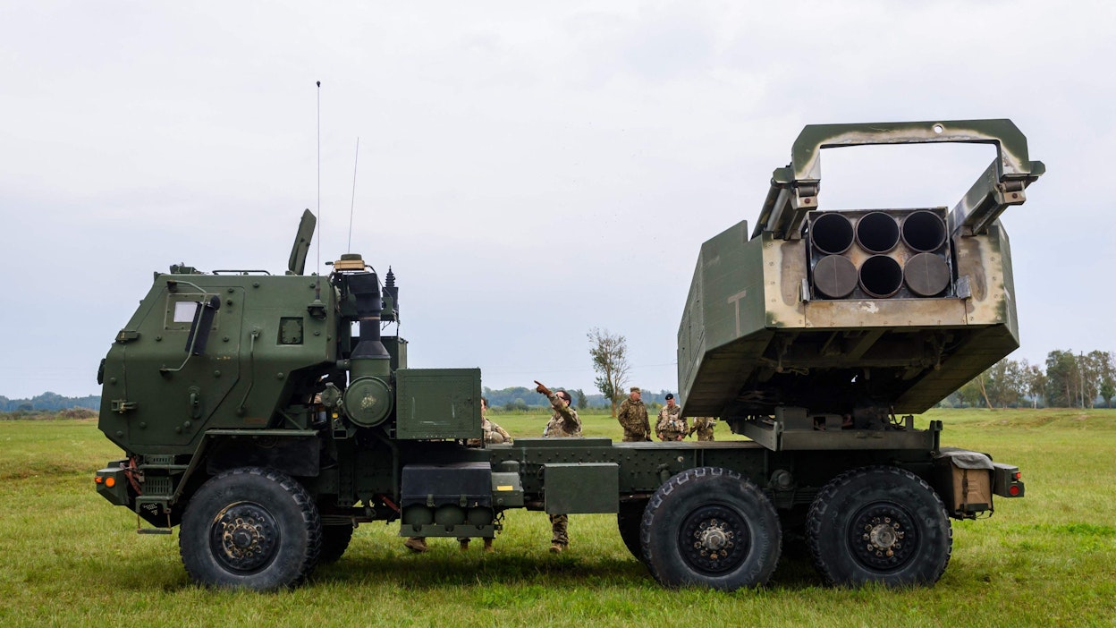 Esimerkiksi Ukrainan vastarinnan symboliksi nousseiden Himars-rakentinheittimien ammukset ovat raportin mukaan loppumassa. LEHTIKUVA/AFP.