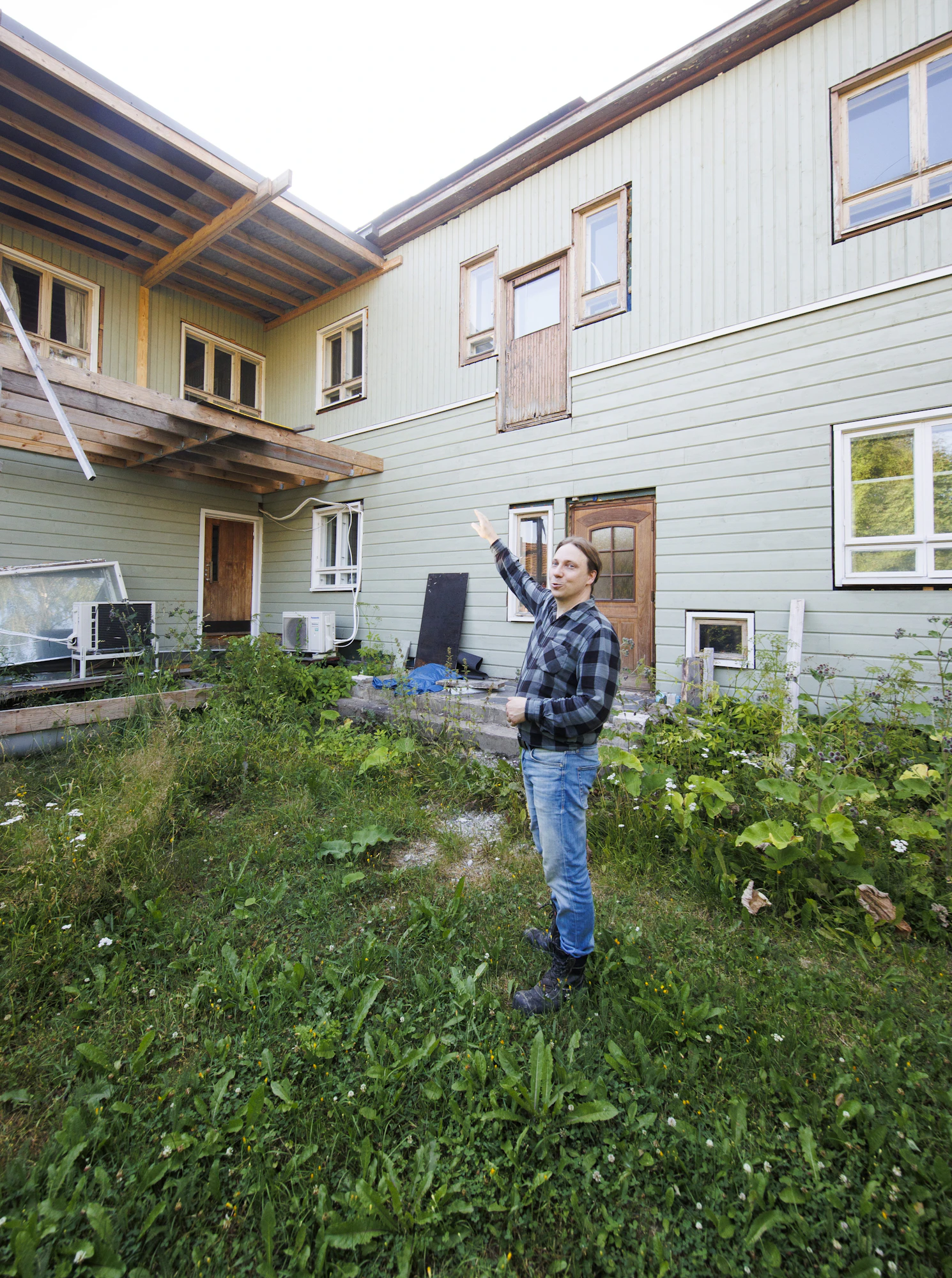 Heikkisen talo on L-muotoinen, ja kulman loivat jiirit olivat talvisaikaan aiheuttaneet vesivahingon kylmään vinttiin.
