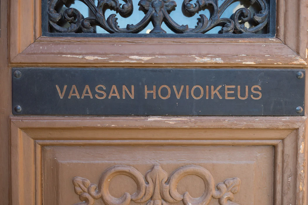 Hovioikeuden keskeytettyä istuntoa pystyttiin jatkamaan uhka-arvioinnin jälkeen. LEHTIKUVA / TIMO AALTO.