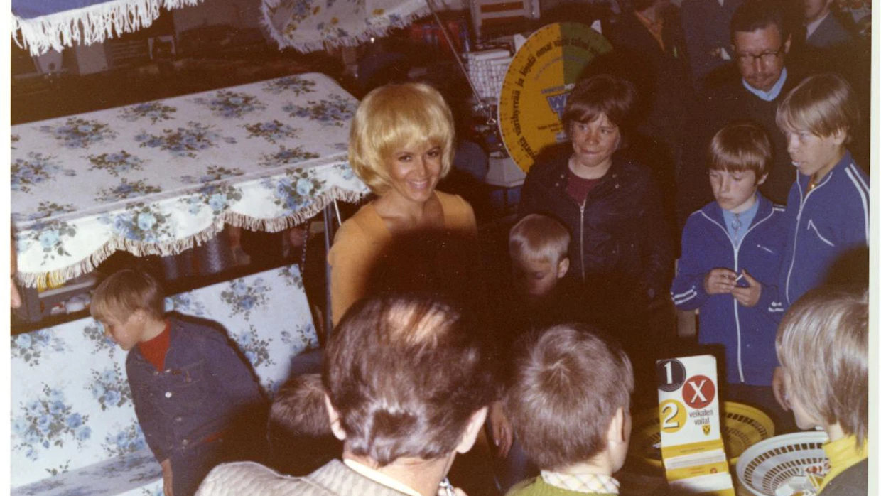 Lottotyttö Hilkka Kotamäki vieraili Centrumin rautaosastolla Orivellä 1970-luvulla.