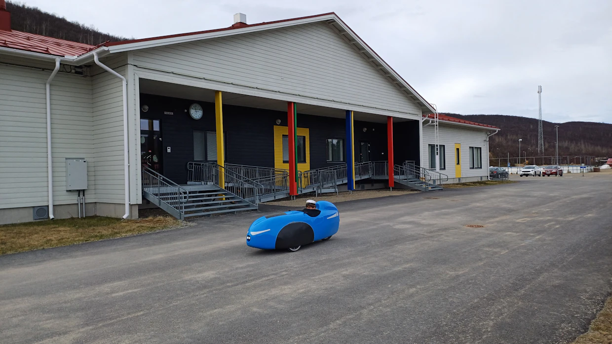 Utsjoen lukion ylioppilas Samuel Ekko on polkenut velomobiilillaan kotiseudulle Satakuntaan kolmen lukiovuoden aikana monet kerrat. Syksyllä hän suuntaa Ouluun opiskelemaan lääketiedettä.