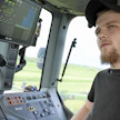 Paulasaaren Jarin pelloilla karhotusta on hoitanut pääasiassa Ville Latvala. Automatiikka on helpottanut työtä. ”Olen ajanut itse käsiajolla erikoiset lohkot. Automatiikka ei osaa yhdistellä karhoja, jotta silppurikuskilla olisi helpompaa”, Ville kommentoi.
