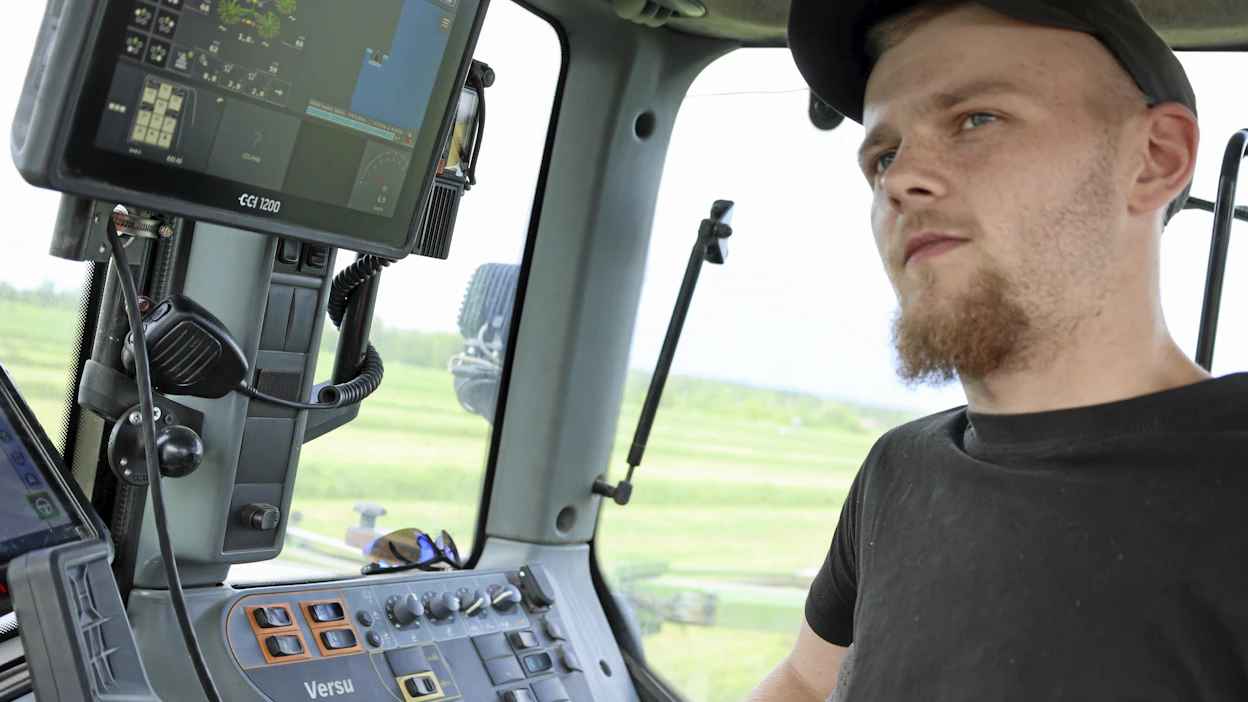 Paulasaaren Jarin pelloilla karhotusta on hoitanut pääasiassa Ville Latvala. Automatiikka on helpottanut työtä. ”Olen ajanut itse käsiajolla erikoiset lohkot. Automatiikka ei osaa yhdistellä karhoja, jotta silppurikuskilla olisi helpompaa”, Ville kommentoi.