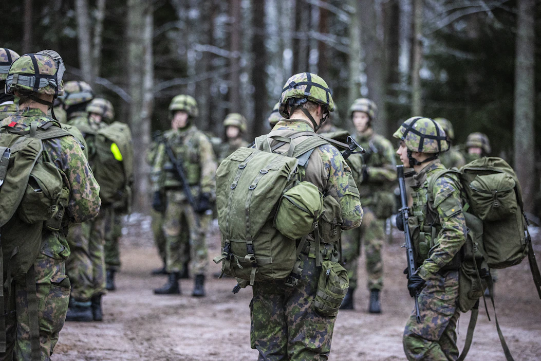 EU-maiden ongelma on, että puolustusmenot kohdentuvat osin sattumanvaraisesti ja osin päällekkäin, kirjoittaa Eero Heinäluoma. Kuva on Reserviupseerikoulusta vuodelta 2023.