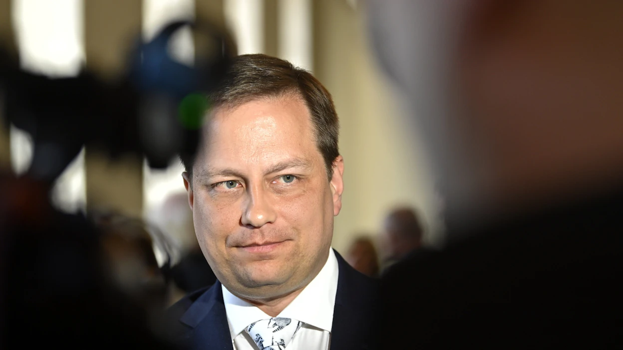 Vilhelm Junnila ei keskiviikkona halunnut vastata kysymykseen, onko sosiaalisessa mediassa kiertävä kuva aito ja hänen lähettämänsä. LEHTIKUVA / EEVA-MARIA BROTHERUS.
