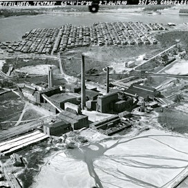 Veitsiluodon saha käyttää nykyisin mäntytukkia vuosittain noin 400 000 kuutiometriä. Kuva on vuodelta 1936.