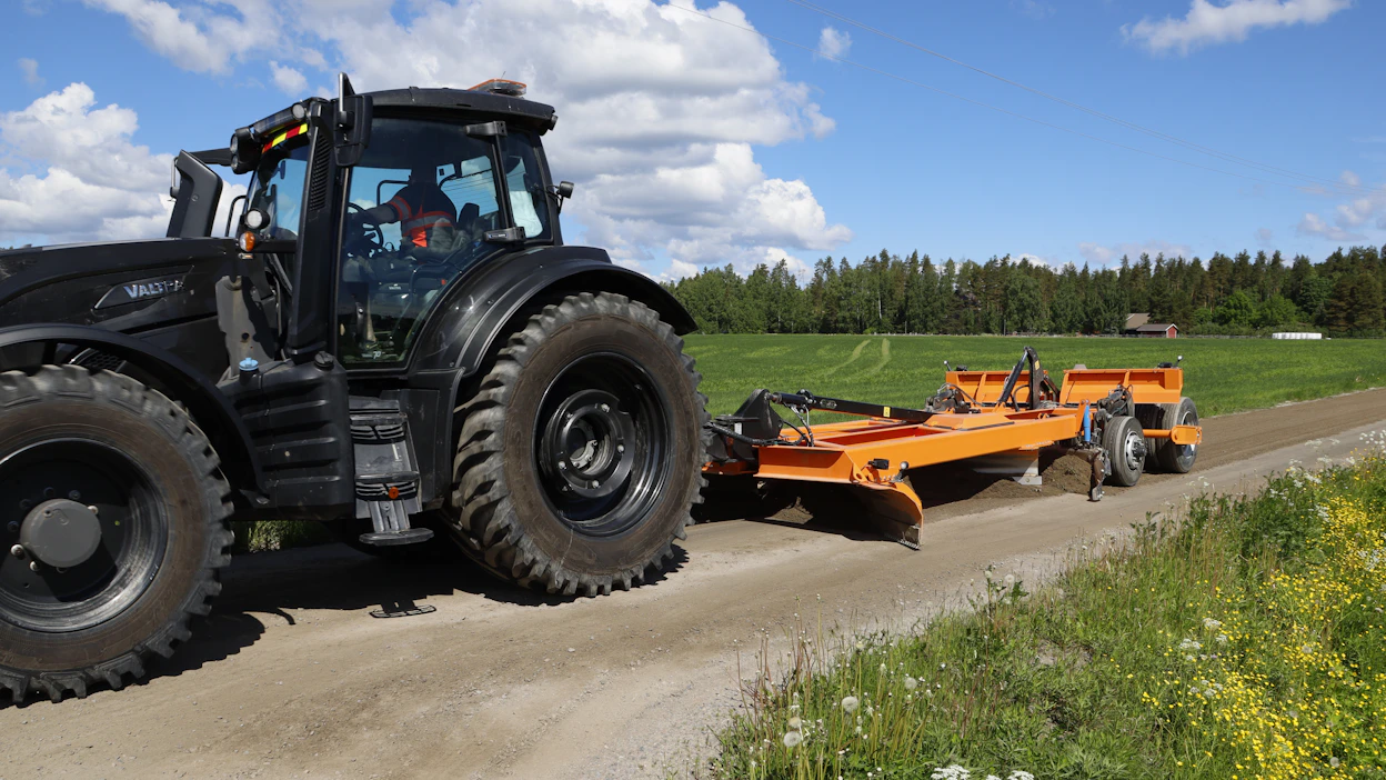 Tiehöylää ei välttämättä tarvita, jos traktorikalusto on riittävän järeä. Nykyaikaisessa tielanassa on monipuolisesti säätömahdollisuuksia.