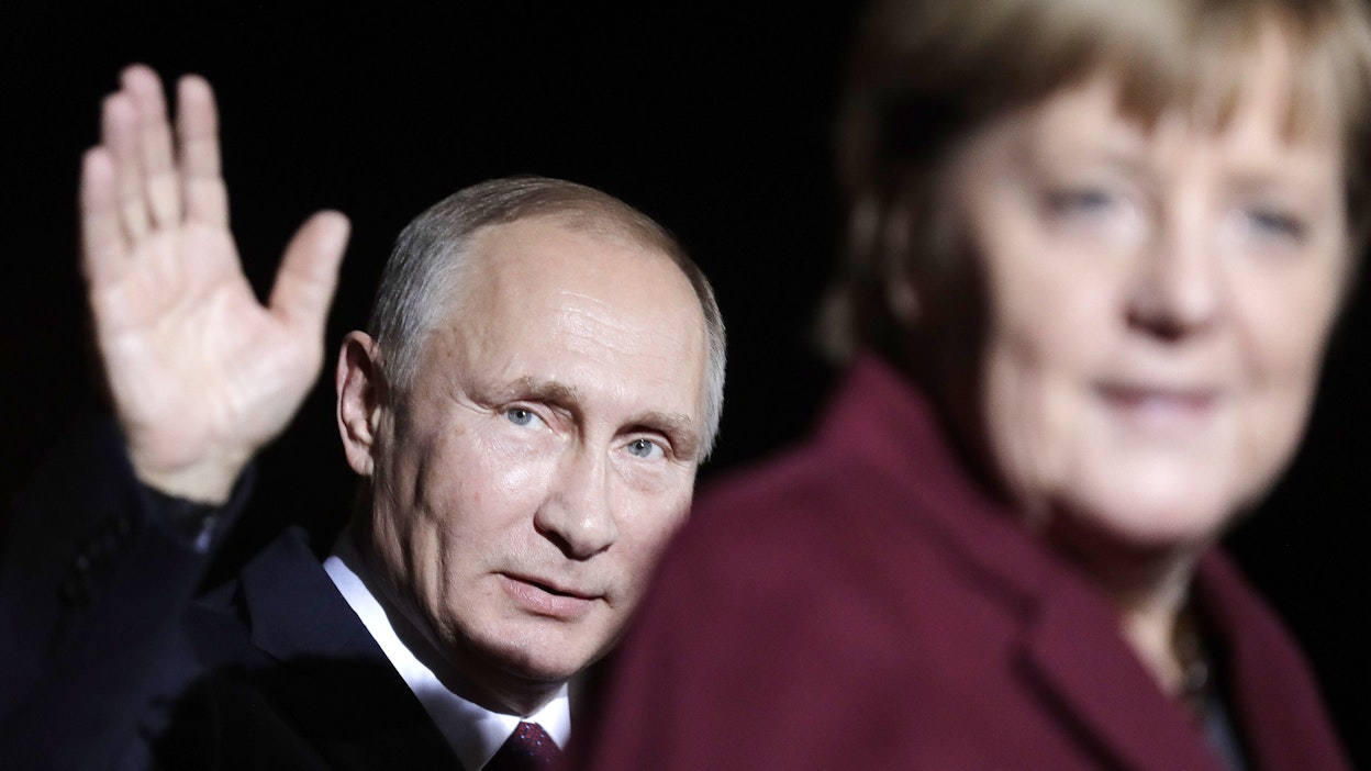 Saksan entinen liittokansleri Angela Merkel (oik.) on lehtihaastatteluissa yrittänyt perustella sitä, miksi Saksa ei hänen johdollaan vetänyt tiukempaa linjaa suhteessa entistä agressiivisemmaksi muuttuneeseen Venäjään ja presidentti Vladimir Putiniin. Kuva on vuodelta 2016. Kaksi vuotta aikaisemmin Venäjä miehitti Ukrainalle kuuluneen Krimin.
