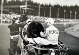 Vuonna 1980 iltaravitkin vetivät hurjasti yleisöä. Kansa oli kerääntynyt Mikkeliin todistamaan Barbo Assassinin ja Einari Vidgrénin urotekoa. Hevosenhoitajana Eero Hakkarainen, jonka vuosikymmeniä kestänyt yhteistyö Vidgrénin perheen kanssa huipentui vuonna 2010 A.T. Ekon ravikuninkuuteen.