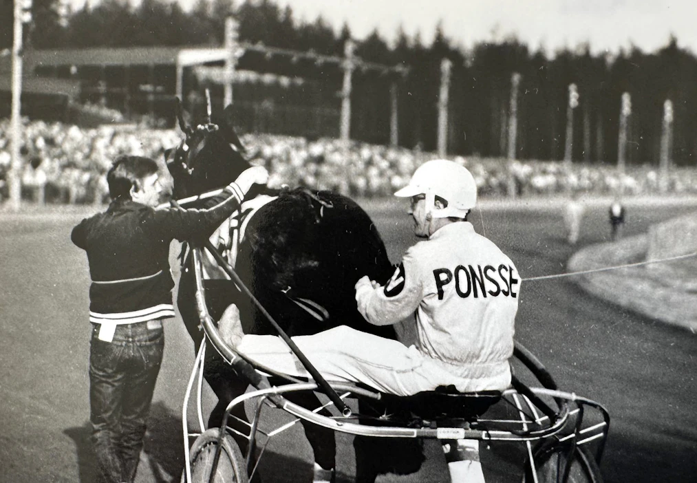 Vuonna 1980 iltaravitkin vetivät hurjasti yleisöä. Kansa oli kerääntynyt Mikkeliin todistamaan Barbo Assassinin ja Einari Vidgrénin urotekoa. Hevosenhoitajana Eero Hakkarainen, jonka vuosikymmeniä kestänyt yhteistyö Vidgrénin perheen kanssa huipentui vuonna 2010 A.T. Ekon ravikuninkuuteen.