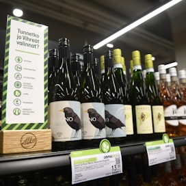 Yli puolet suomalaisista kannattaa sekä viinien tuomista ruokakauppoihin että mietojen alkoholijuomien verkkokaupan sallimista.
