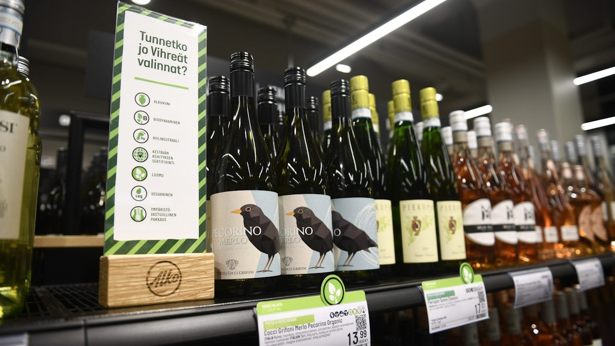 Yli puolet suomalaisista kannattaa sekä viinien tuomista ruokakauppoihin että mietojen alkoholijuomien verkkokaupan sallimista. LEHTIKUVA / EMMI KORHONEN. 