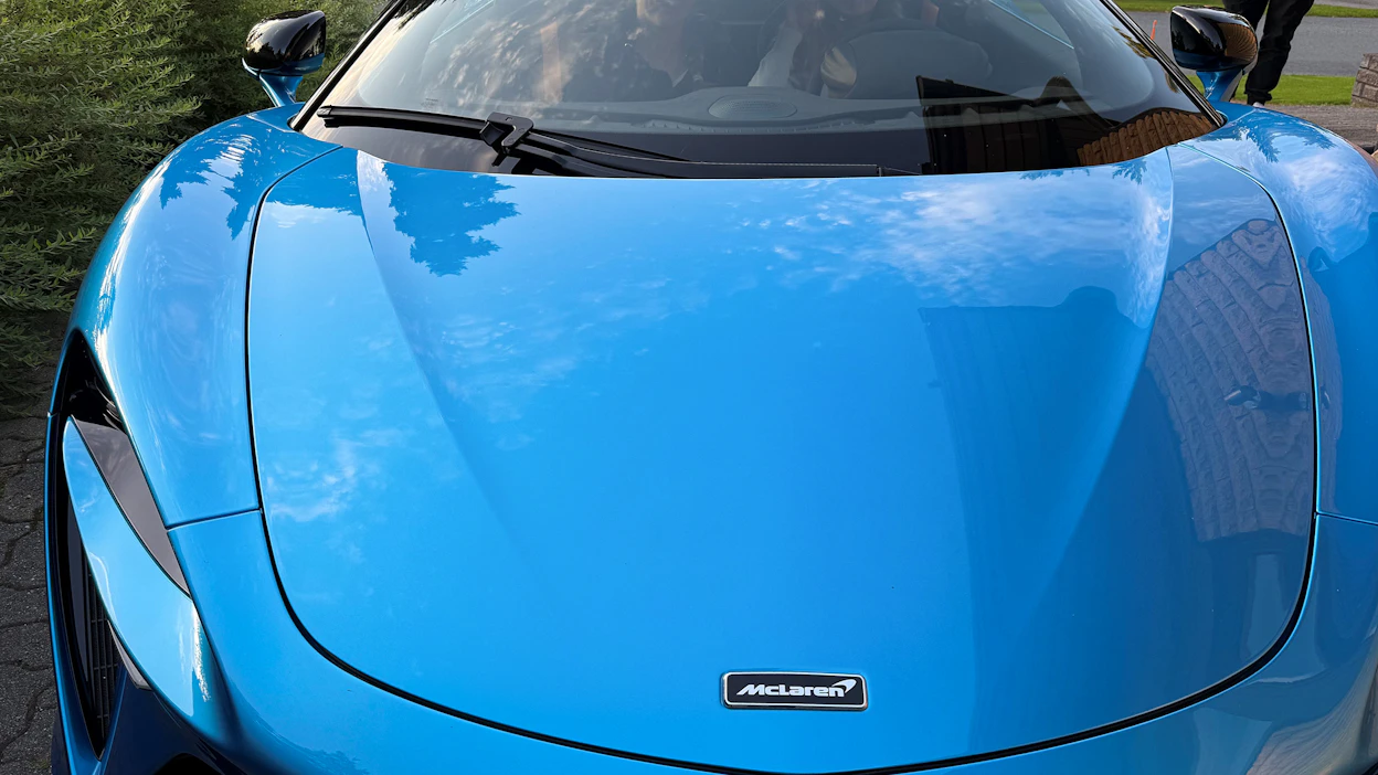Raha ei tee onnelliseksi, mutta moni suree maailman pahuutta silti ennemmin Ferrarissa tai McLarenissa tai Bentleyssä esimerkiksi Ladan sijaan.