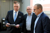 Sähköliiton puheenjohtaja Sauli Väntti (vas.), Teollisuusliiton puheenjohtaja Riku Aalto ja SAK:n puheenjohtaja Jarkko Eloranta esittelivät keskiviikkona suunnitelmiaan. LEHTIKUVA / Jussi Nukari.