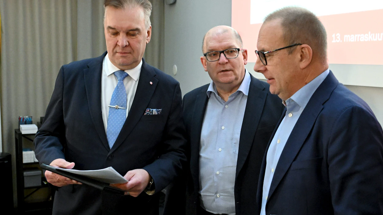 Sähköliiton puheenjohtaja Sauli Väntti (vas.), Teollisuusliiton puheenjohtaja Riku Aalto ja SAK:n puheenjohtaja Jarkko Eloranta esittelivät keskiviikkona suunnitelmiaan. LEHTIKUVA / Jussi Nukari.