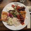 Tsatsiki, seesamileipä, moussaka ja punajuuri sulassa sovussa lounaalla.