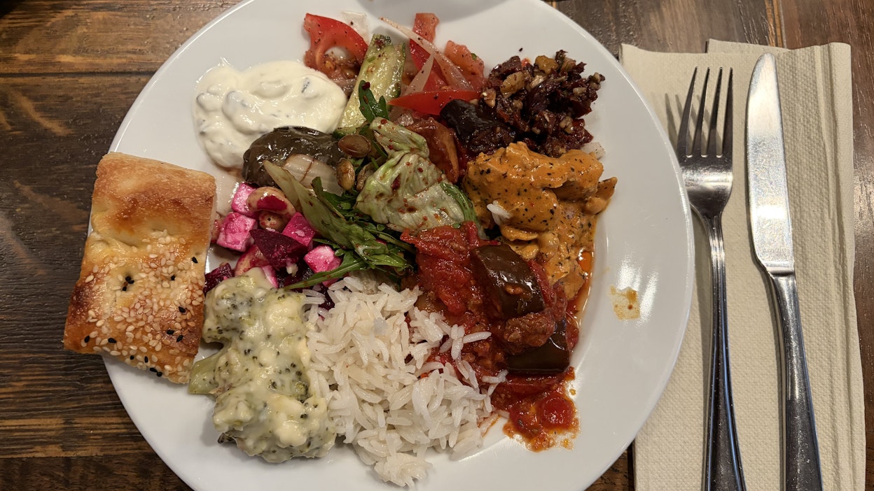 Tsatsiki, seesamileipä, moussaka ja punajuuri sulassa sovussa lounaalla.