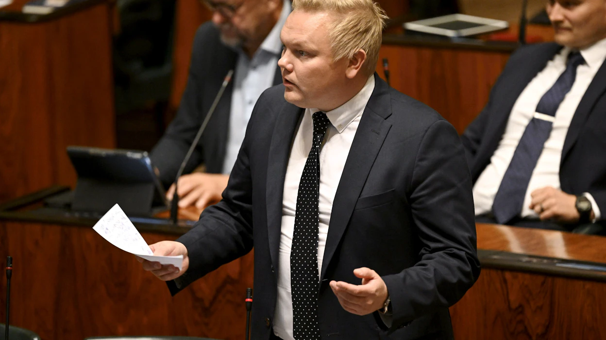 "Te olette sadassa päivässä, arvoisat perussuomalaiset, pystyneet pettämään suurin piirtein kaikki vaalilupauksenne", sanoi keskustan Antti Kurvinen. LEHTIKUVA / VESA MOILANEN.