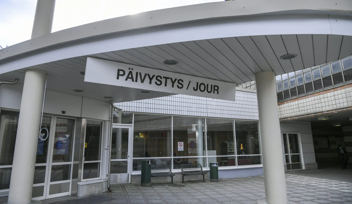 Vakavasti haavoittunut mies oli jätetty Peijaksen sairaalan eteen elokuussa 2021. LEHTIKUVA / MARKKU ULANDER.