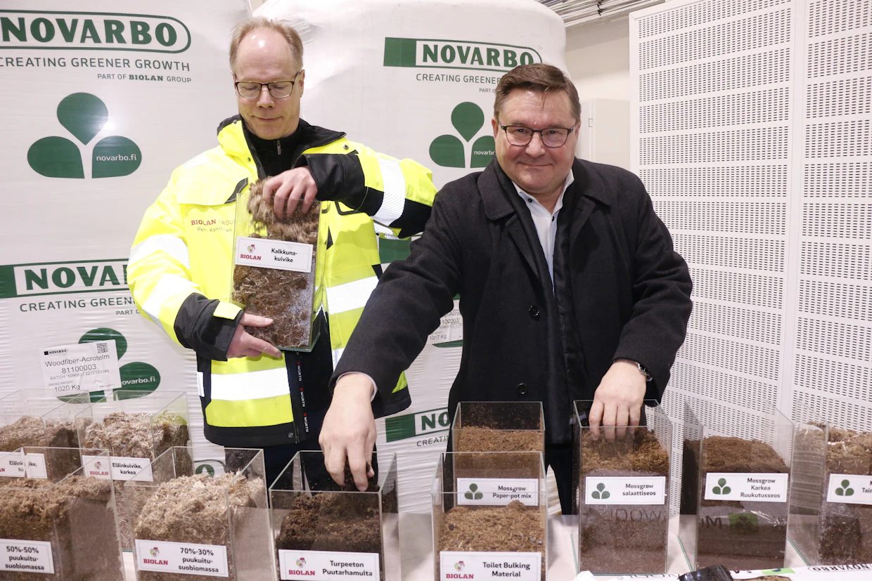 Biolan on saanut valmiiksi mäntyhaketta käyttävän biokuitutehtaan, joka on uniikki maailmankin mitassa, sanoo toimitusjohtaja Teppo Rantanen Biolanilta. Ensimmäiset tuotteet saadaan markkinoille keväällä. Lasipurkeissa on puukuidusta ja suobiomassoista tehtyjä seoksia. Tekninen johtaja Petri Konttinen (vas) esittelee kalkkunoille kehitettyä kuiviketta.