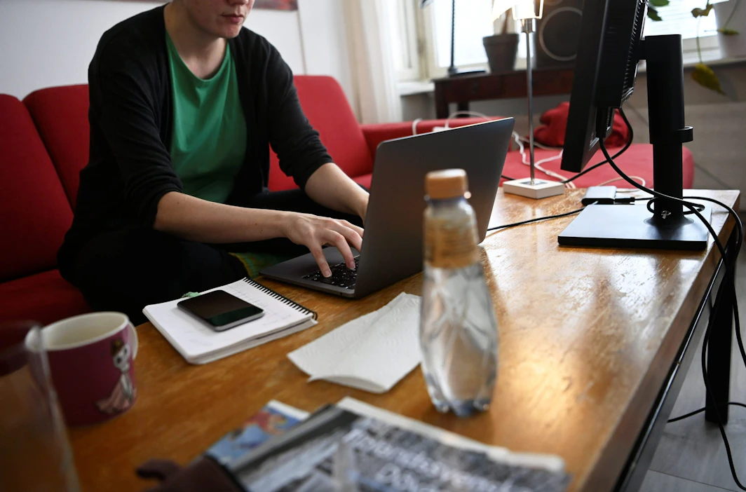 Usein työuupuneet ja heidän esihenkilönsä ja työtoverinsa kertovat, etteivät ole ajoissa tunnistaneet oireita. Työterveyslaitoksen tutkimusprofessori Jari Hakanen sanoo. Kuvituskuva.