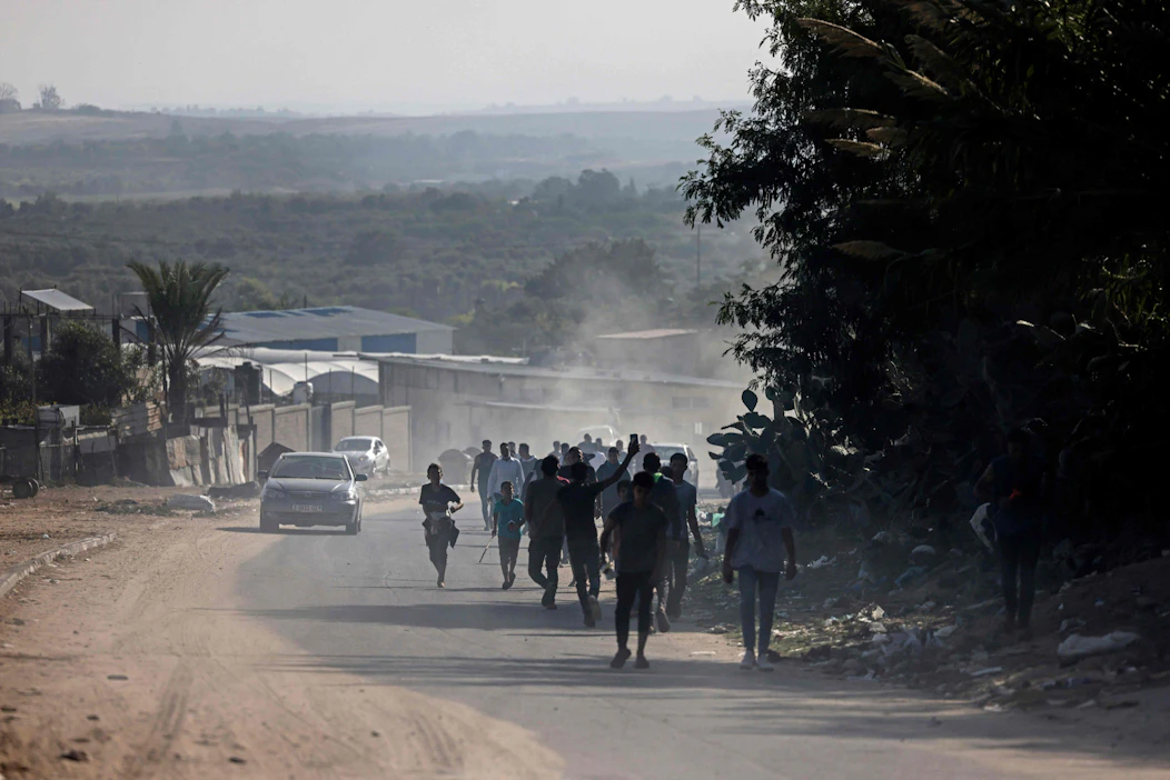 Gazan kaistalla sadat asukkaat ovat paenneet kodeistaan ja siirtyneet kauemmas Israelin vastaiselta rajalta. LEHTIKUVA/AFP.