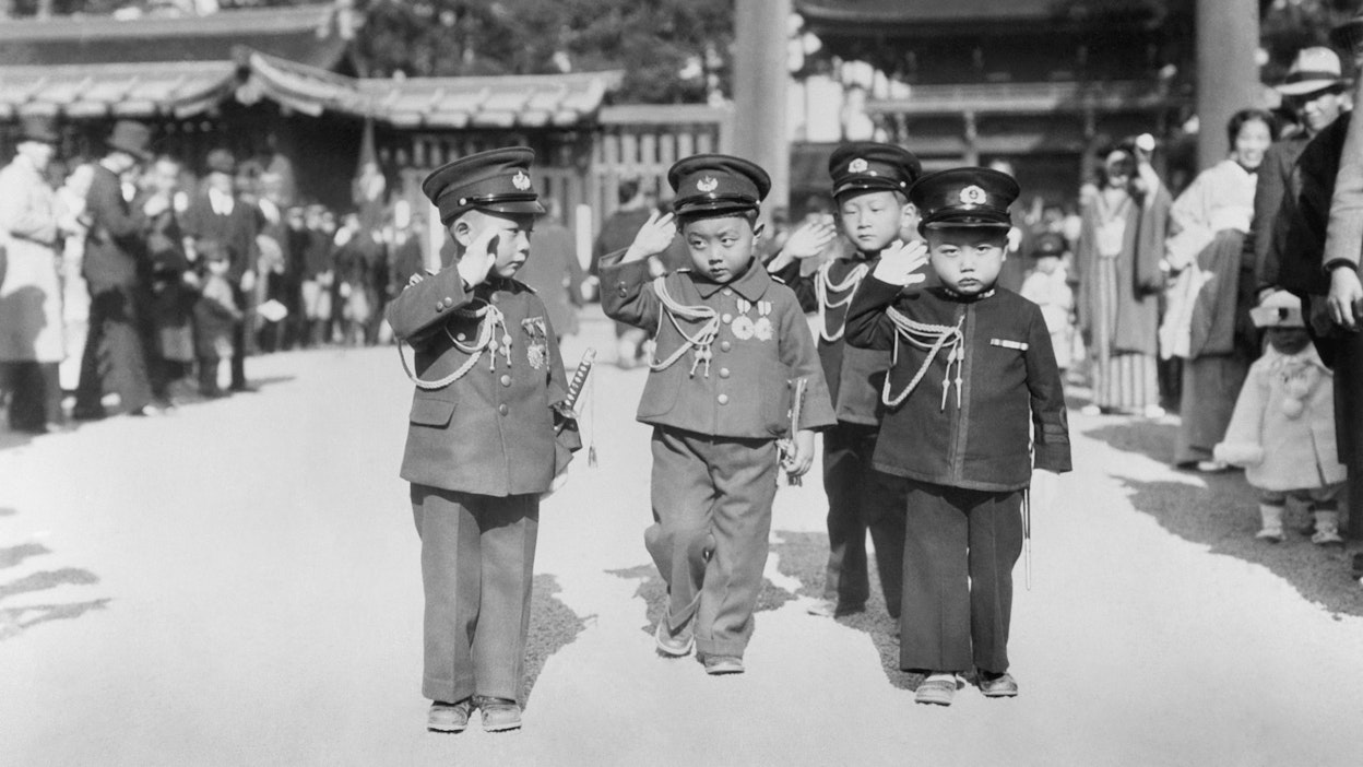 Japanin rooli toisessa maailmansodassa on tarkastelussa Ylen neliosaisessa historiadokumentissa. Militarismi kosketti myös pikkulapsia. Kuva on Tokiosta vuodelta 1937.