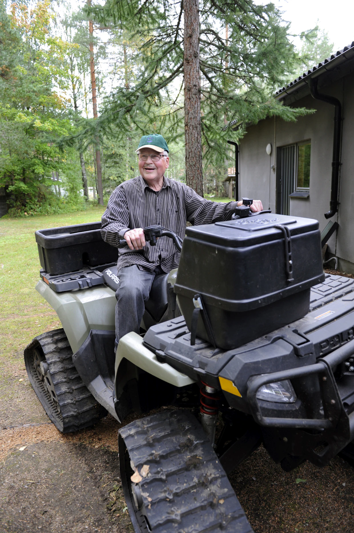 Metsätöihin lähtiessään Juhani Kauko pakkaa mukaan termospullon ja voileivät. ”Ja paljon juotavaa. Muuten tulee äkkilähtö.”