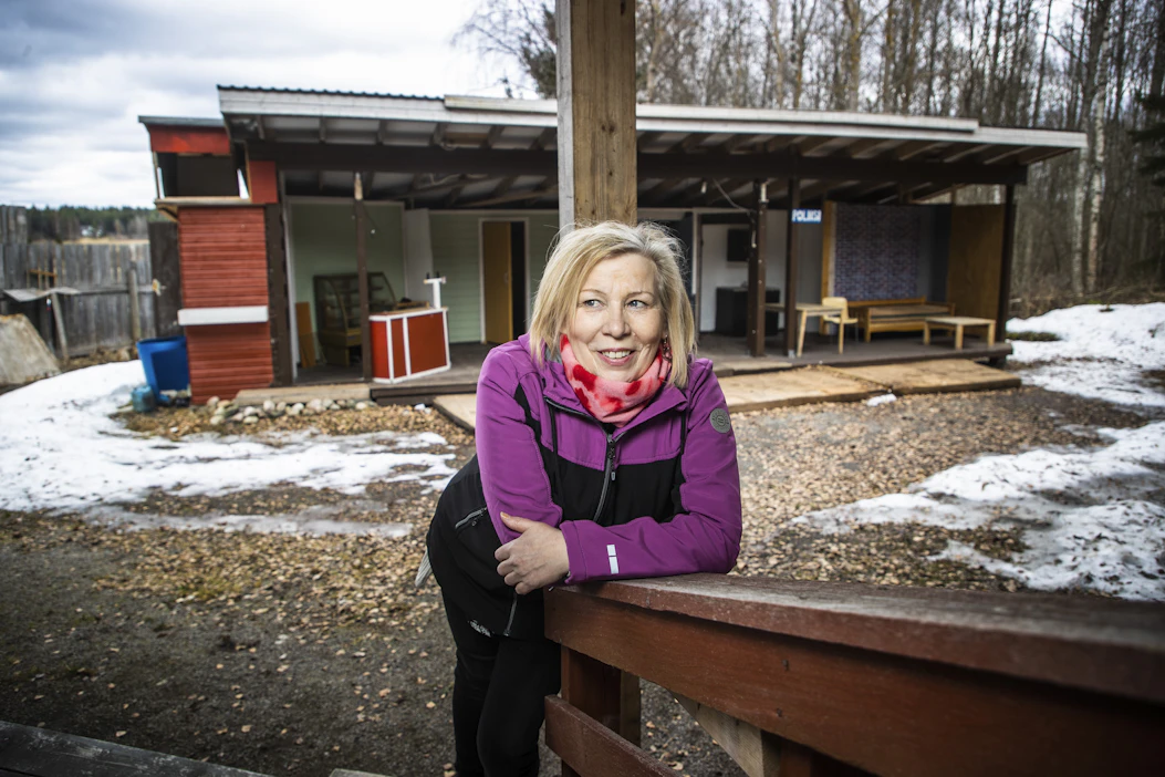 Tänä kesänä näyttelijä Päivi Lahtinen pääsee tutkiskelemaan äidin ja pojan sekä anopin ja miniän välistä dynamiikkaa Nuotin vierestä -näytelmän pääroolissa Jämsän kesäteatterissa.