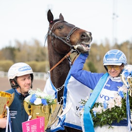 Hickothepooh kiri viime vuonna Finlandia-ajon voittajaksi. Ernestas Tijunelis (vas.) ja Vidar Hop juhlivat norjalaisvieraan voittoa.