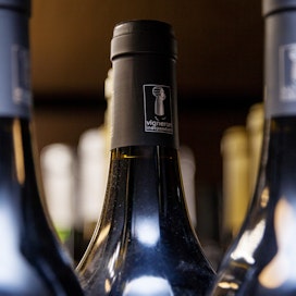 Päivittäistavarakaupan Kari Luoto vapauttaisi vain alle 15-prosenttiset alkoholijuomat, kuten viinit. 