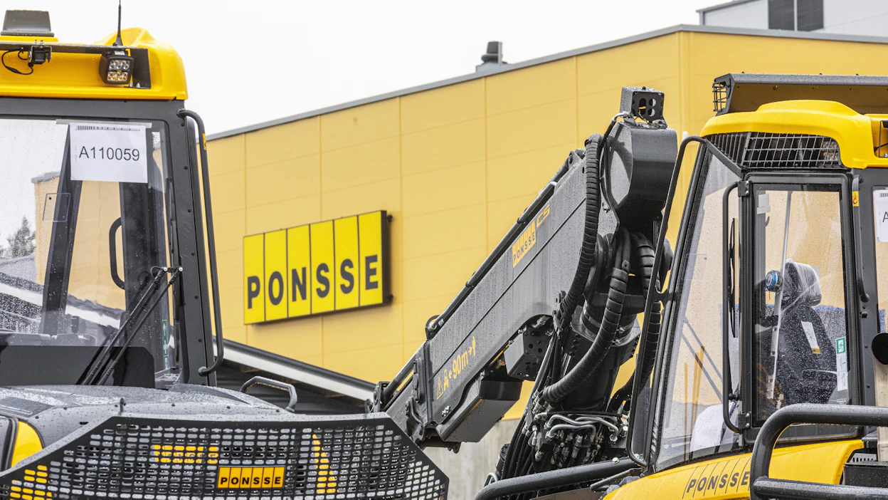 Ponsse Oyj:n toimitusjohtajan Juho Nummelan mukaan signaalit metsäteollisuudessa ovat positiivisia, mutta yleisesti ottaen korkotaso ja Euroopan rakentamisen heikko tilanne heikentävät metsäkoneiden kysyntää. Kuvituskuva.