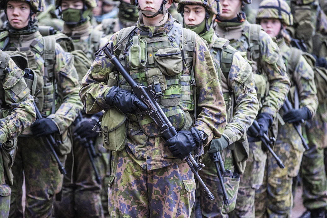 Kirjoittaja toteaa, että varautuminen hankaliin aikoihin on tärkeää ja Naton kaikille jäsenmaille asettama BKT:n 5 prosentin taso puolustukseen on hyvä. Kuvituskuva.