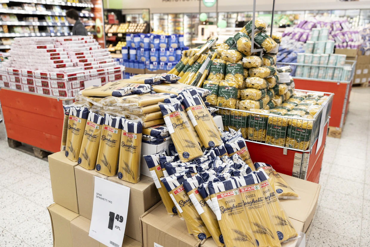 Spar-tuotteet olivat myymälässä hyvin näkyvästi esillä. Taustalla muita Spar-tuotteita.