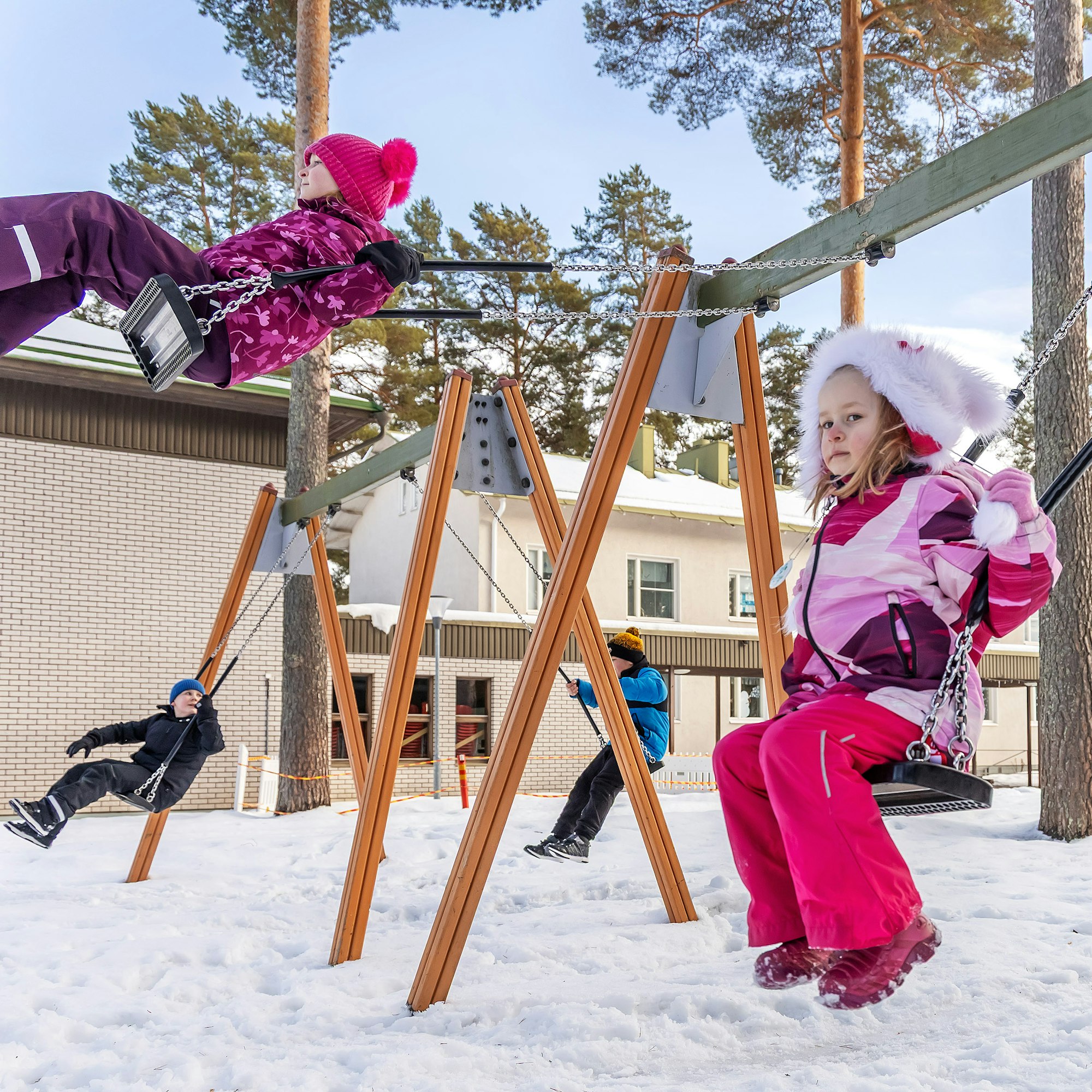 Kaksi vuotta lakkautusuhan alla ollut Muuruveden koulu saa jatkaa toimintaansa. Koulun pihalla keinuivat maaliskuun alussa kylän lapset Anna, Emmi ja Eelis Hakkarainen sekä Eemil Pitkänen.